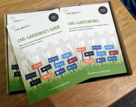 A box with CMS Gardener's Guides. Cover with english titel and - turned around - german title