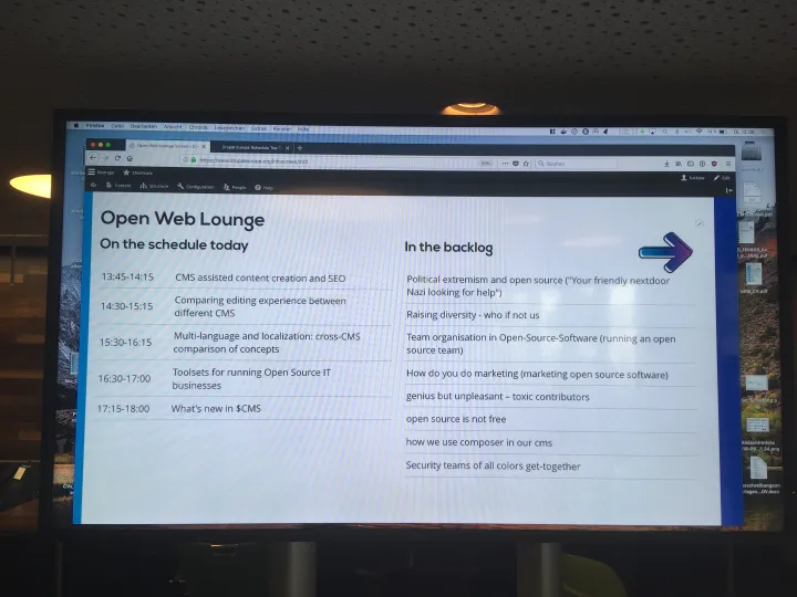 Foto von einem Monitor mit den Programmpunkten der Open Web Lounge