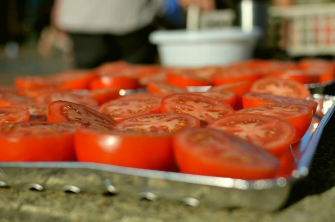 Aluminiumschale mit Tomatenhälften