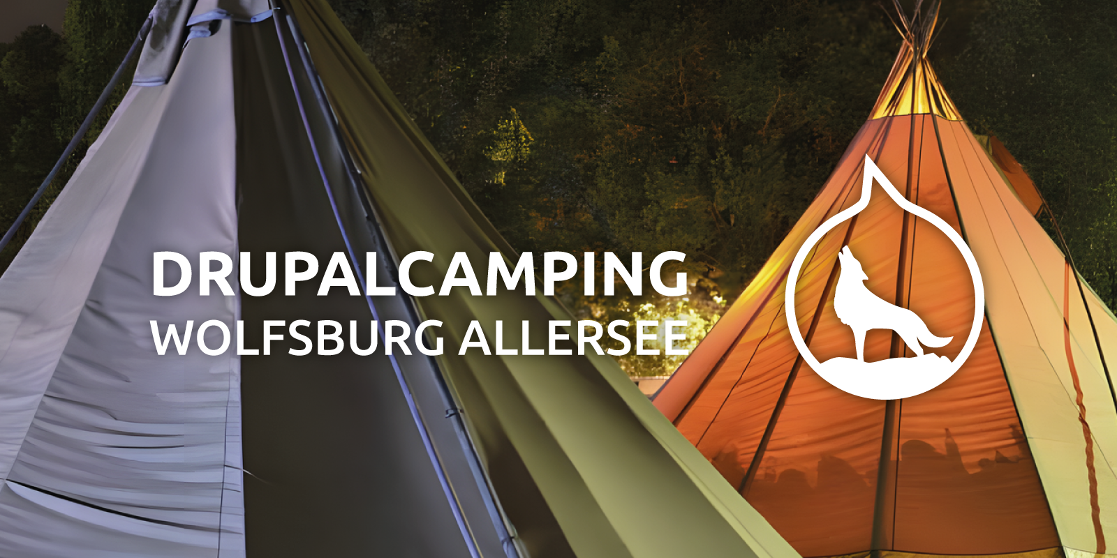 Drupalcamping Wolfsburg Allersee, eine Tropfenform mit einer heulenden Wolfssilhouette, beide auf einem Fotohintergrund mit zwei Tipi-Zelten