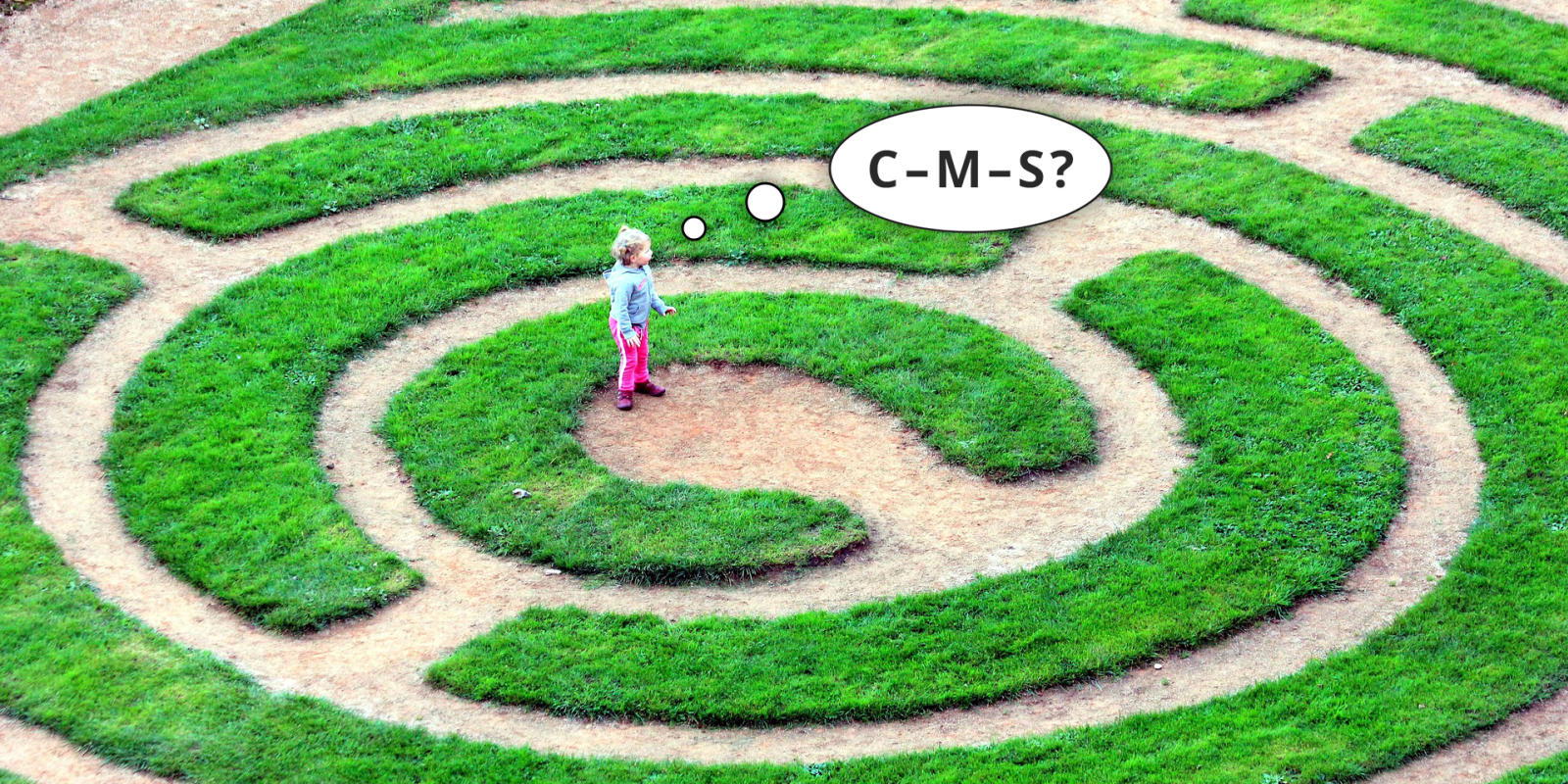 Kreisförmiges Labyrinth aus Rasenstreifen, kleines Mädchen in der Mitte, aus der Vogelperspektive fotografiert, so dass das Mädchen verloren aussieht. Illustration Gedankenblase: 'C-M-S?' 