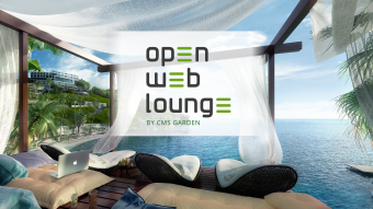 Veranstaltungslogo: Open Web Lounge by CMS Garden, fotografischer Hintergrund: Freiluft-Lounge beschattet von weißem Stoff, Ausblick über eine Bucht