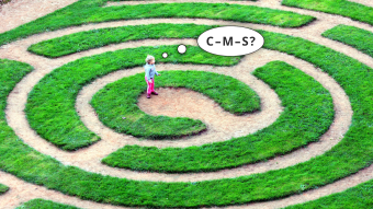 Kreisförmiges Labyrinth aus Rasenstreifen, kleines Mädchen in der Mitte, aus der Vogelperspektive fotografiert, so dass das Mädchen verloren aussieht. Illustration Gedankenblase: 'C-M-S?' 