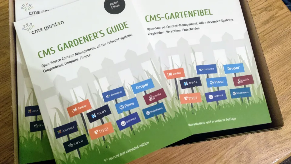 A box with CMS Gardener's Guides. Cover with english titel and - turned around - german title