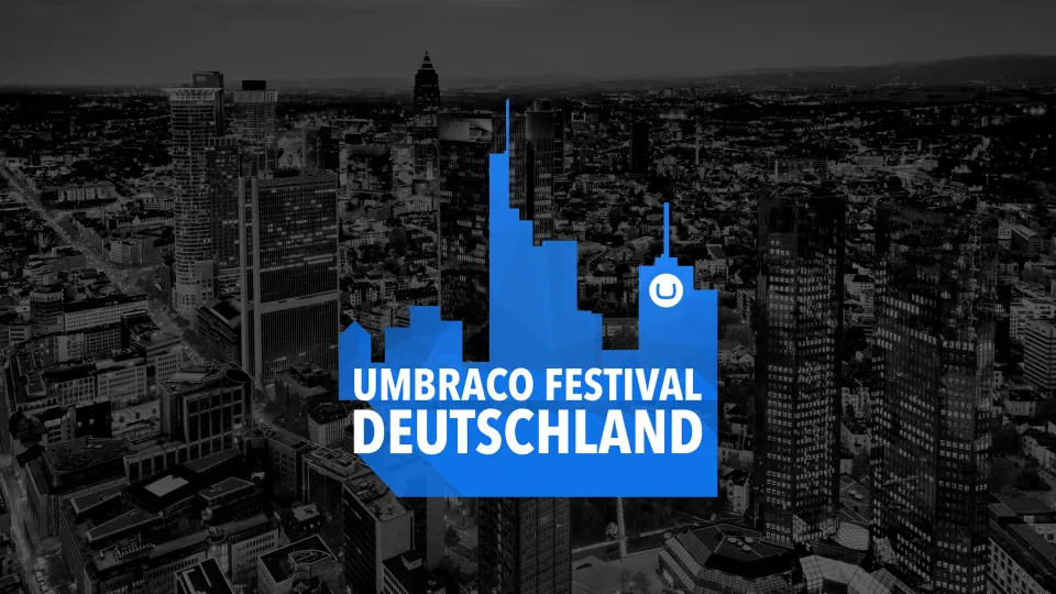 Vor einem abgedunkelten Schwarzweißfoto einer Großstadt eine blaue Silhouette von Hochhäusern, darin Text: Umbraco Festival Deutschland